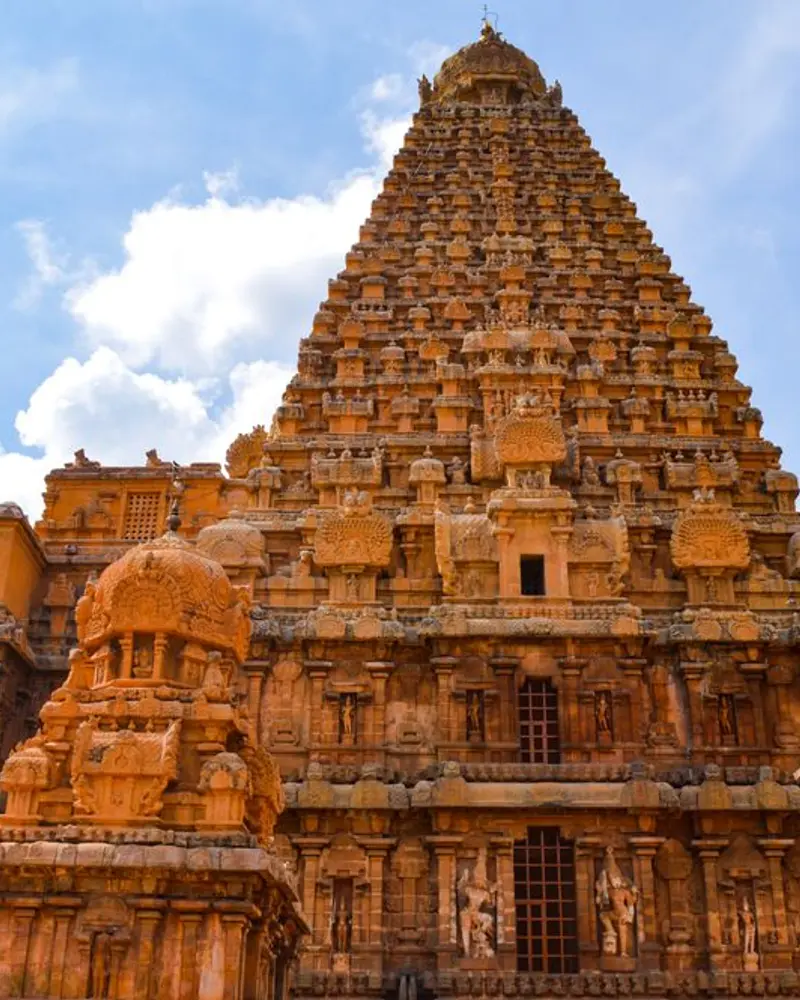 Brihadeeswarar Temple beneath a clear blue sky